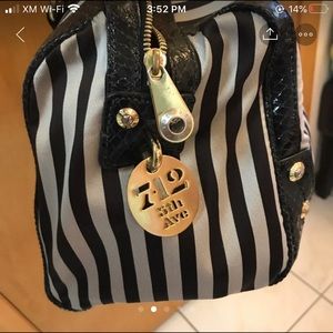 Henri Bendel purse 100% percent authentic!!!